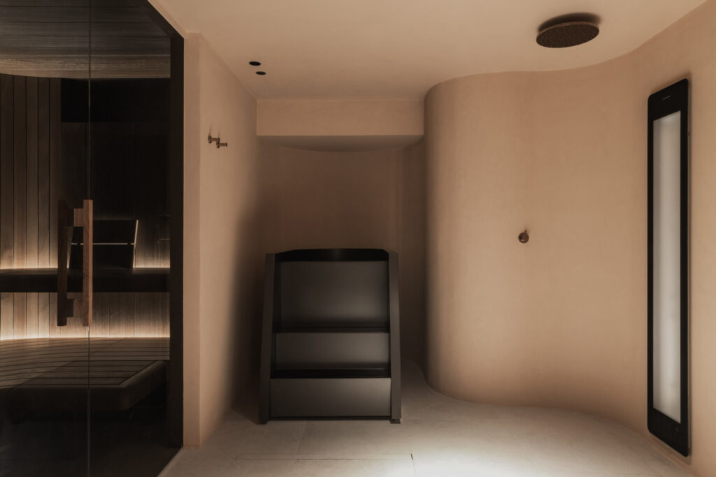 Bonsai, boutique fitness met wellness: sauna – cryobad – IR passend met de vormgeving en kleurenpallet in het totaalontwerp.